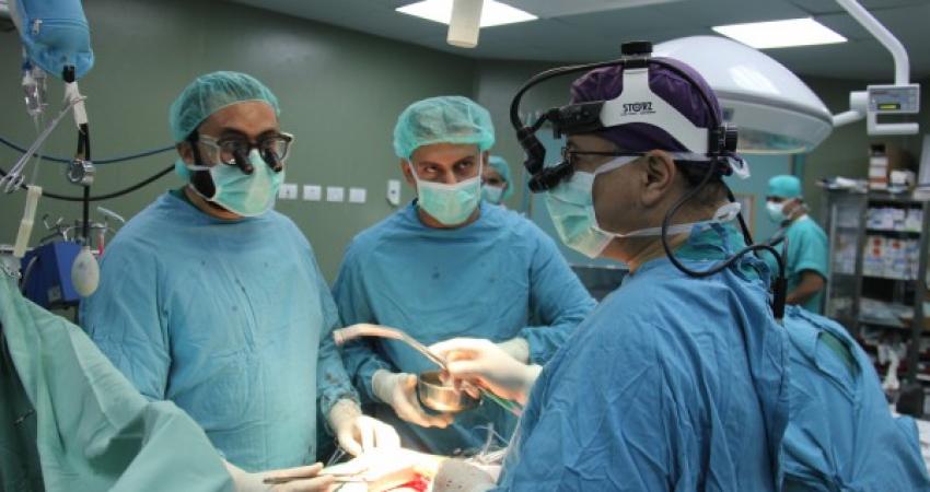 عملية جراحية لأحد المرضى