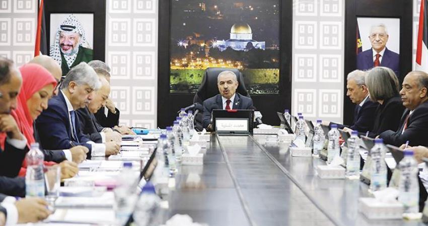 اشتية يستهل اجتماع حكومته بالحديث عن مستحقات الموظفين