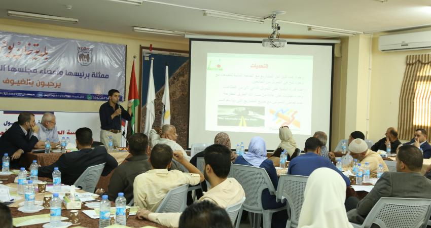 بلدية خان يونس تشرح طبيعة خدماتها للجان الأحياء المنتخبة 