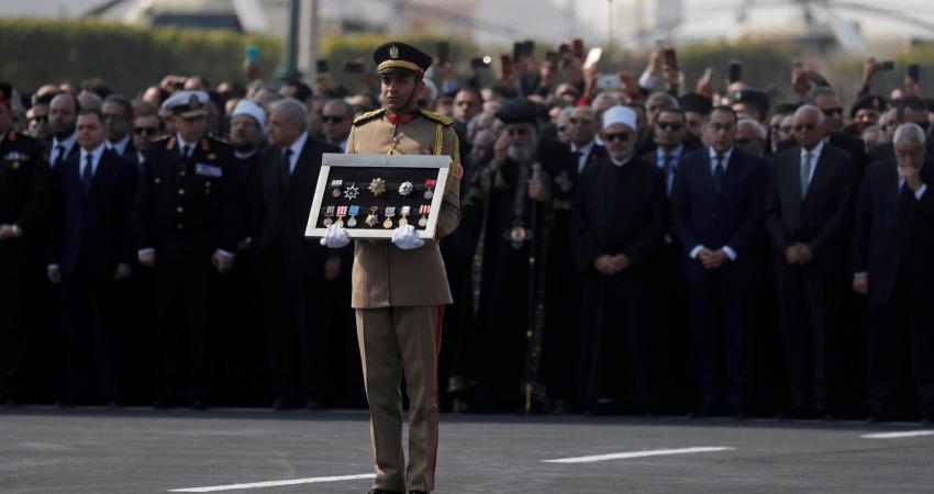 رافق مبارك لعقدين.. لماذا تغيب طنطاوي عن التشييع؟