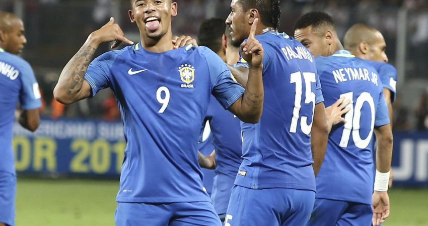 البرازيل تحلّق في الصدارة بثنائية في شباك بيرو
