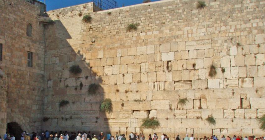  أكدت حركة المقاومة الإسلامية "حماس" أن مصادقة منظمة الأمم المتحدة للتربية والعلوم والثقافة( يونسكو) على أن المسجد الأقصى مكانا مقدسا للمسلمين فقط ولا علاقة لليهود فيه وكذلك الحائط الغربي، هي خطوة في الاتجاه الصحيح يجب أن تتبعها خطوات  أخرى من كافة المؤسس