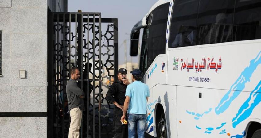 مغادرة 569 مسافراً و481 حاجاً عبر معبر رفح الأحد