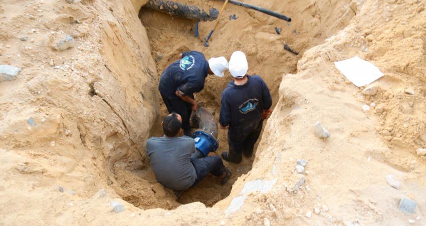بلدية خانيونس تركيب شبكة مياه جديدة في شارع جمال عبد الناصر
