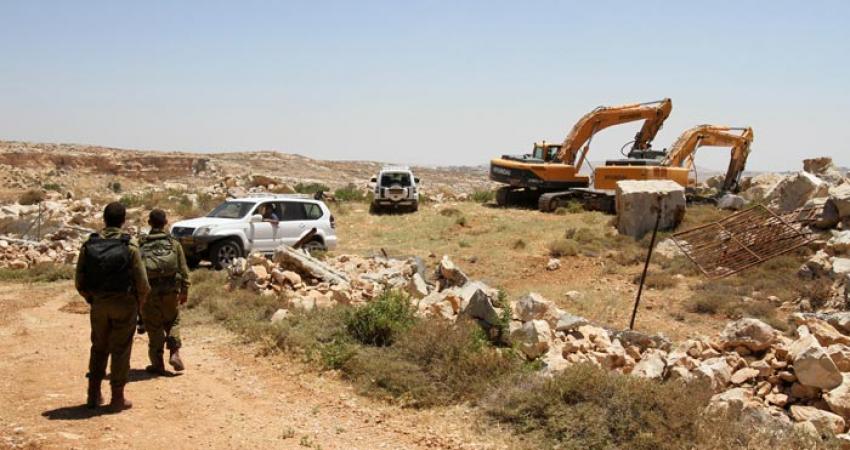 الاحتلال يجرّف شارعا جنوب الخليل