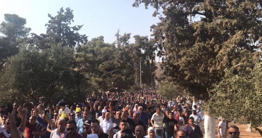 100 ألف يدخلون الأقصى بعد رضوخ الاحتلال وفتح باب حطة