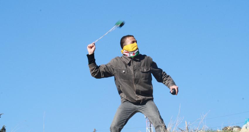 رشق مركبات إسرائيلية بالحجارة