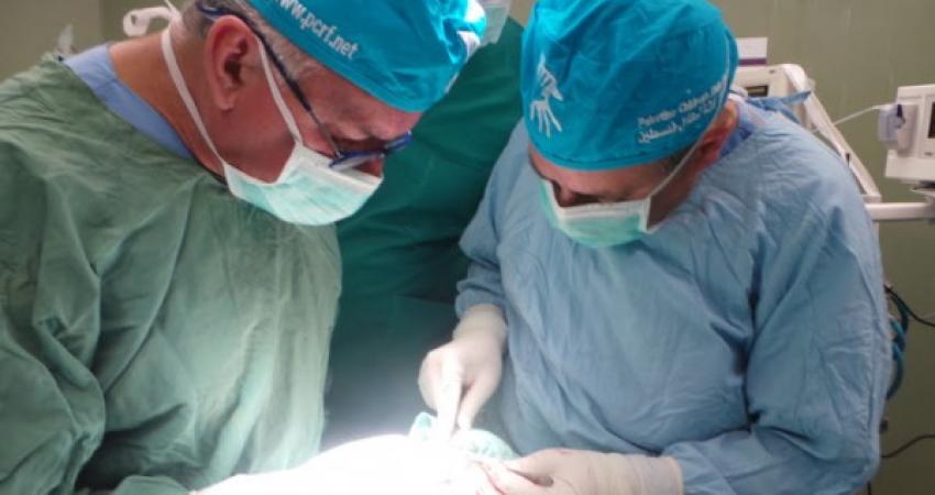 وفد طبي تطوعي أمريكي يجري عمليات جراحية بنابلس