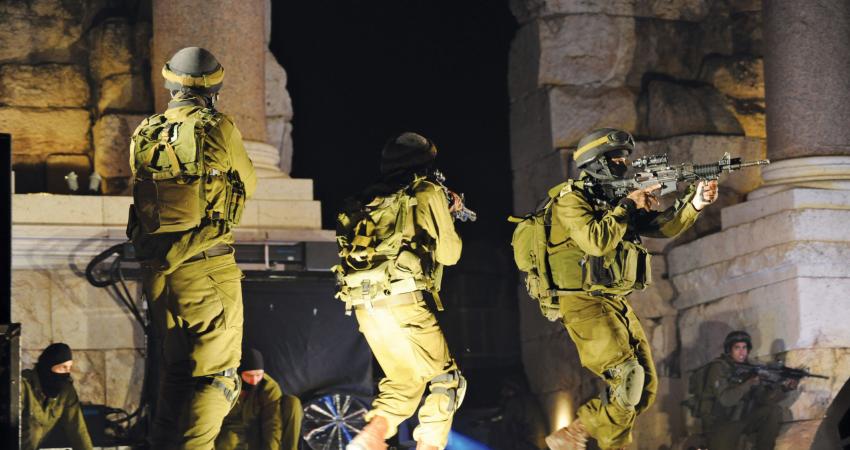 الاحتلال يعتقل 12 فلسطينيا بالضفة