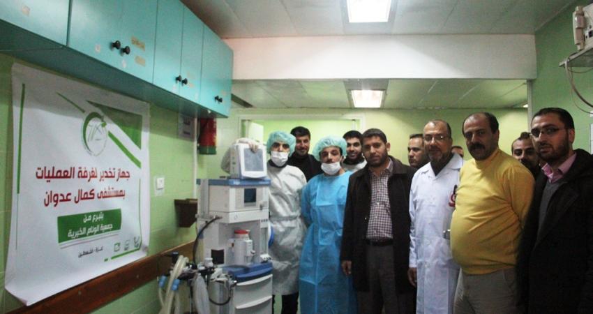  «الوئام» تسلّم الخدمات الطبية بشمال غزة جهاز تخدير لغرفة العمليات (2)