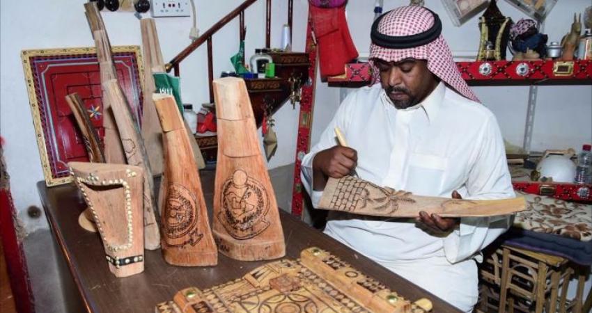 فنان سعودي يحول قطعا من النخل إلى تحف فنية