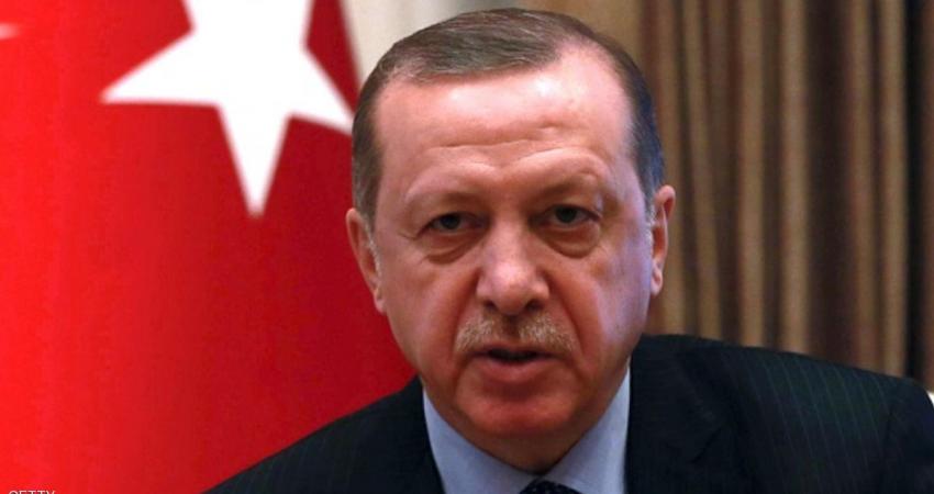 كشف الرئيس التركي رجب طيب أردوغان، الثلاثاء، أن بلاده لا تعتزم البقاء في سوريا، مشددا على ضرورة انسحاب حزب الاتحاد الديمقراطي الكردي من مدينة منبج. وأضاف أردوغان، في مؤتمر صحفي من المطار قبيل سفره إلى باكستان، أنه ينبغي إخراج وحدات حماية الشعب الكردية إلى