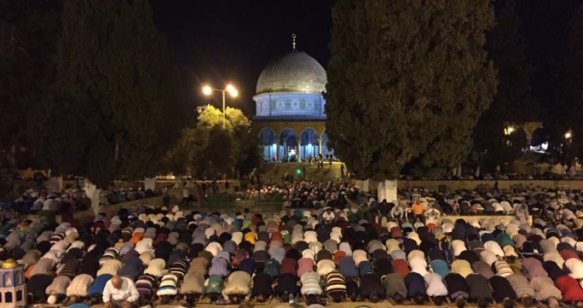 الآلاف يؤدون صلاتي التراويح والفجر بالأقصى