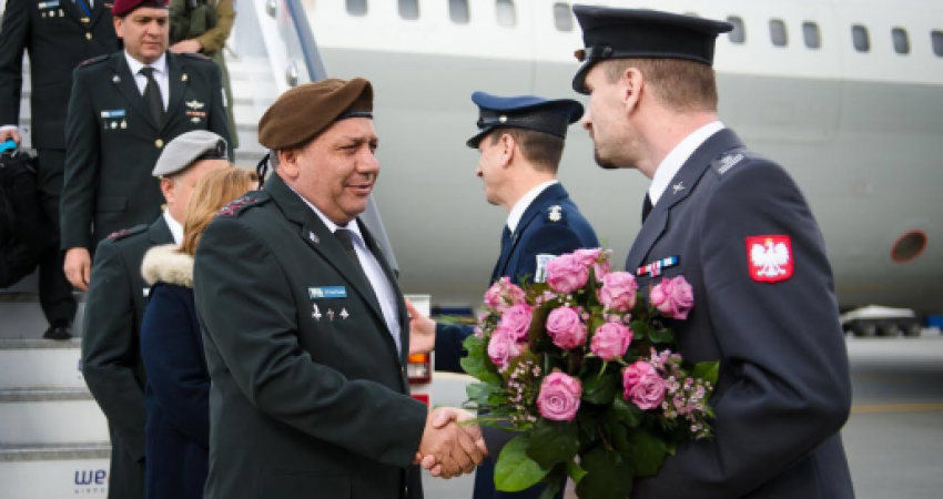 خلال زيارة إيزنكوت لبولندا