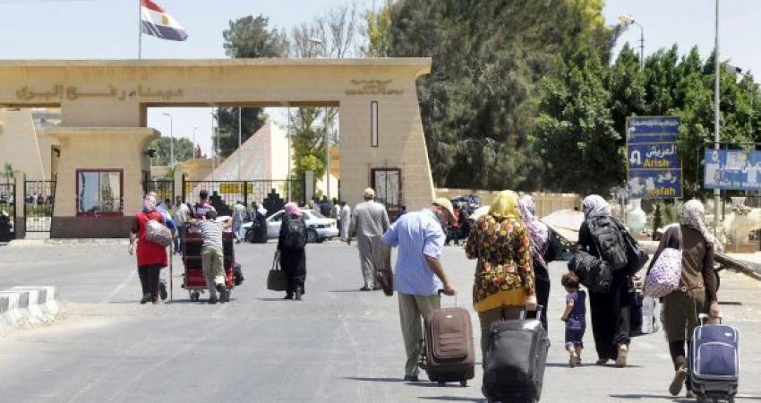 واصلت السلطات المصرية، صباح اليوم الإثنين، فتح معبر رفح البري الحدودي جنوب قطاع غزة، لليوم الثالث على التوالي أمام تنقل ذوي الحالات الإنسانية استثنائياً في الاتجاهين.  وأفاد مراسل 