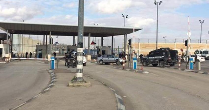 اعتقلت قوات الاحتلال الإسرائيلي عصر اليوم الثلاثاء فتاة فلسطينية على حاجز قلنديا شمال القدس المحتلة بعد غطلاق النار على سيارتها بدعوى محاولتها تنفيذ عمليتي طعن ودهس .  وزعمت المتحدثة باسم شرطة الاحتلال 