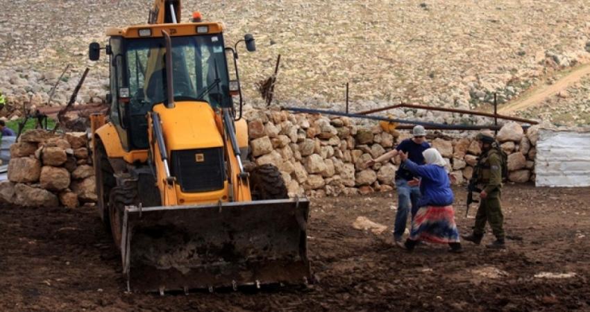 استولت قوات الاحتلال الإسرائيلي، اليوم الإثنين، على ثلاثة حفارات ومركبة، أثناء عملها في شق طريق زراعي بين قرية بردلة وخربة ابزيق، في الأغوار الشمالية.  وأفاد مسؤول ملف الأغوار في محافظة طوباس معتز بشارات لـ