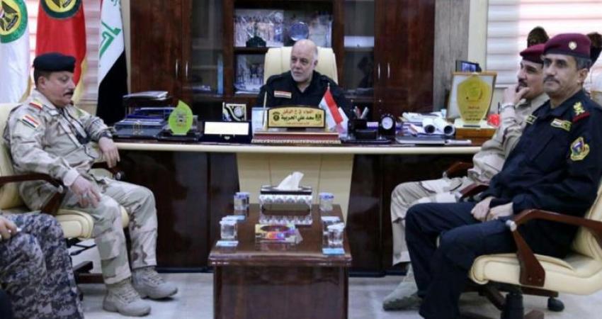 العبادي مع قادة عسكريين عراقيين