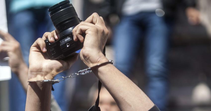 ثلاثة صحفيين يضربون عن الطعام في سجون السلطة
