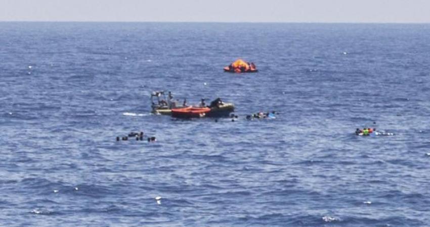 إنقاذ مهاجرين في عرض البحر