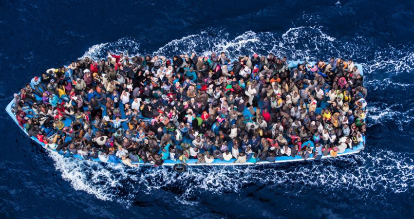شهود عيان: غرق مركب يحمل نحو 400 مهاجر