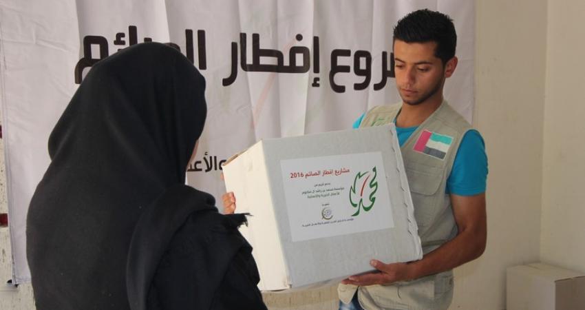 فارس العرب توزع طرود غذائية على الأسر بغزة