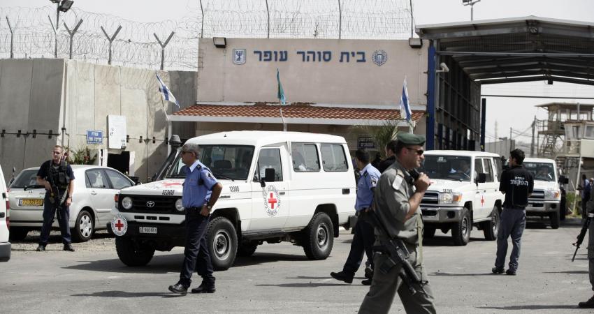 3 أسرى يدخلون أعوامًا جديدة في السجون