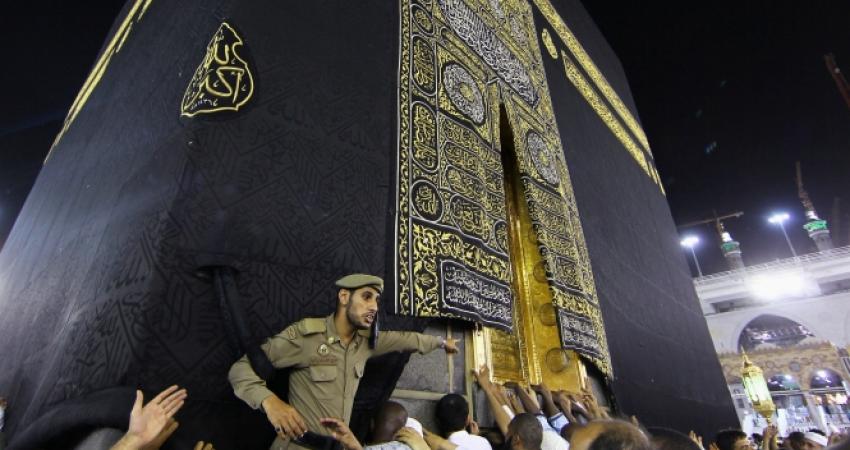 خطأ من الأمن والحجاج كاد يحرق الكعبة