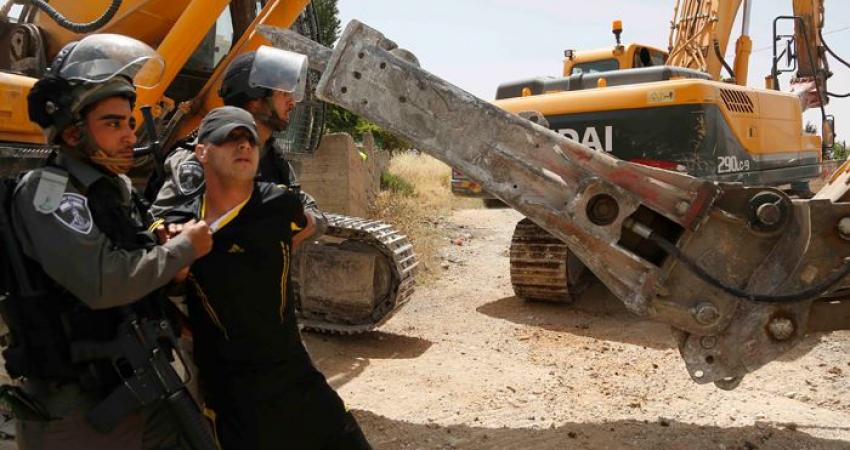 هدم بئر مياه الخليل