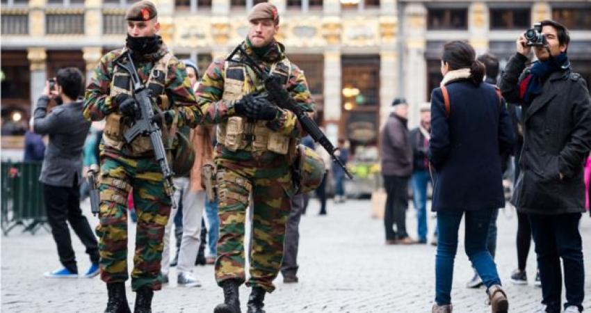 151121011326_belgian_army_soldiers_patrol_in_the_picturesque_grand_place_950x633_ap_nocredit-1