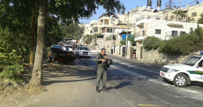 الاحتلال يداهم عدة منازل ويلصق أمر هدم لبناية بالقدس