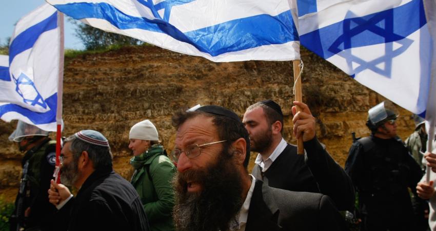 مستوطنون يؤدون طقوسا تلمودية أمام المسجد الأقصى