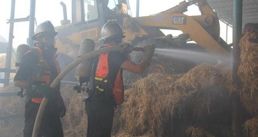 دفاع مدني خانيونس يسيطر على حريق شبَّ بمزرعة مواشي