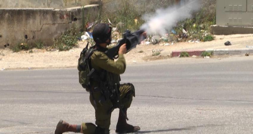 إطلاق جندي قنابل غازية صوب الفلسطينيين