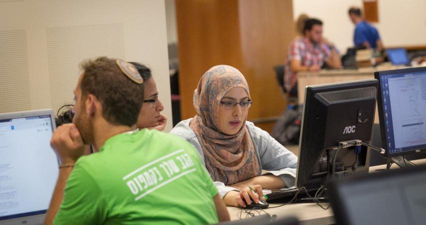 "معاريف": 58% من الطلبة الجامعيين بـ"إسرائيل" يفكرون بالهجرة