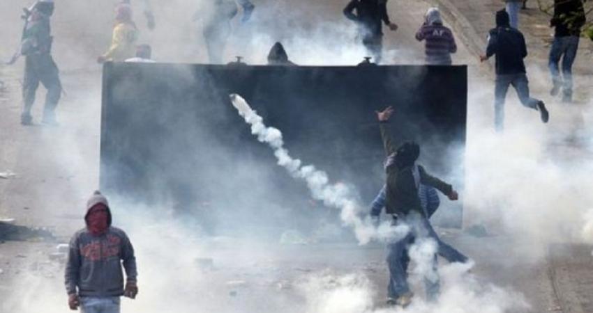 أصيب العشرات من طلبة المدارس وطلبة جامعة القدس في بلدة أبو ديس جنوب شرق القدس المحتلة، بحالات اختناق شديدة جراء استنشاقهم الغاز السام والمدمع الذي أطلقته قوات الاحتلال عقب اقتحامها للمنطقة صباح اليوم الأربعاء.  وقال مراسلنا إن طلبة المدارس تصدوا بالحجارة 