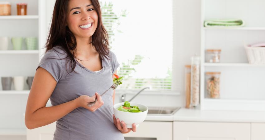 pregnant-woman-eat-salad-food-spry