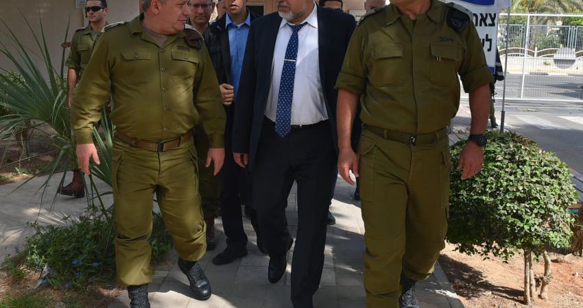 خلال جولة ليبرمان بمستوطنات غلاف غزة