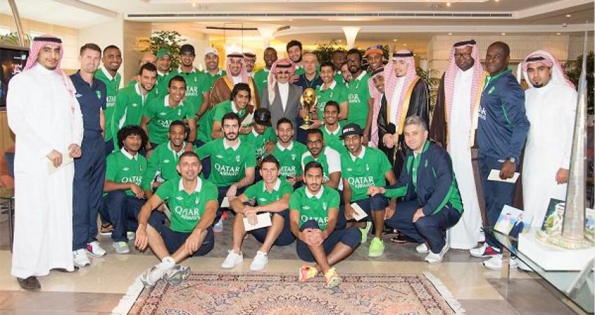 احتفال الأهلي السعودي بكأس السوبر