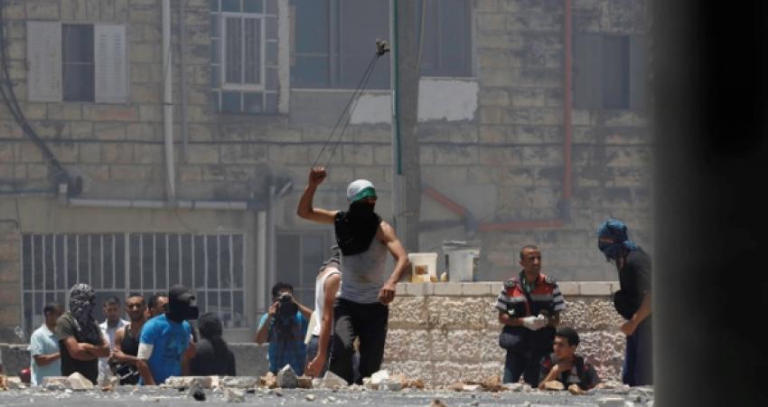 اعتقال بعض الأطفال بمواجهات عنيفة في مخيم شعفاط
