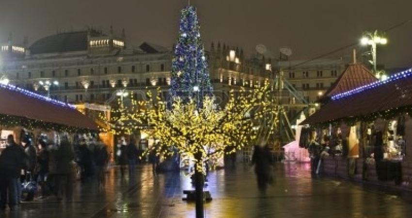 11542308-moscow-russia-december-14-2012-christmas-trees-on-theatre-square