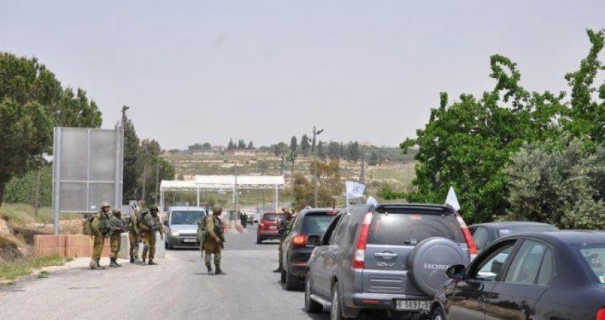 أغلقت قوات الاحتلال الاسرائيلي اليوم الأربعاء، حاجز المحكمة (DCO) شمال شرق مدينة البيرة، ومنعت مركبات المواطنين في المناطق الشرقية من محافظة رام الله والبيرة من المرور.  وأضاف مراسلنا أن الاحتلال أغلق كذلك، الطريق الرابطة بين بلدتي سلواد وعين يبرود شمال ش