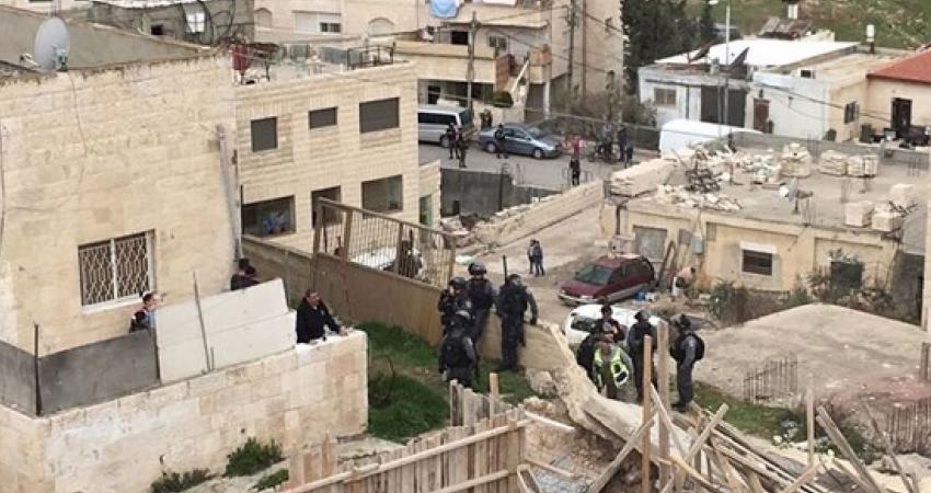 اعتقلت قوات الاحتلال الإسرائيلي، فجر اليوم الأحد، الشاب محمود حمد، عقب مواجهات بحي المطار شمال القدس المحتلة.  ونقل مراسلنا عن شهود عيان أن المواجهات اندلعت اثر اقتحام قوات الاحتلال للمنطقة، وإغلاقها بناية بالحديد، وإخطارها بهدم أربع بنايات أخرى قيد الإنش