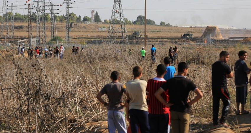 شبان من غزة قرب الحدود الشرقية