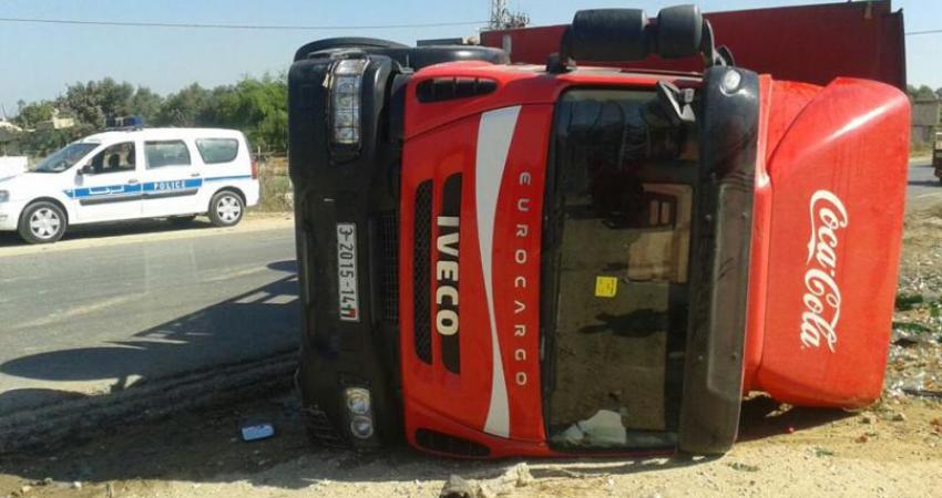 انقلاب شاحنة مشروبات بغزة