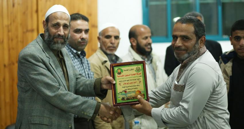 "حماس" تكرّم شهداء حجارة السجيل في مخيم المغازي