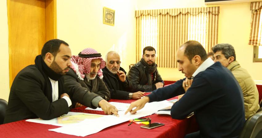 خان يونس: بلديات المحافظة تناقش سبل تنظيم اللوحات الإعلانية