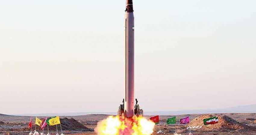 لحظة إطلاق صواريخ إيرانية على قاعدة أمريكية