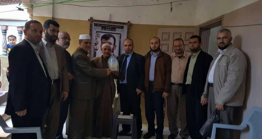 زار وفد من حركة المقاومة الاسلامية حماس في منطقة التفاح شرق غزة عائلات أربعة أسرى في المنطقة، تزامناً مع فعاليات يوم الأسير الفلسطيني. وتأتي هذه الزيارة في سياق الشعور بالمسؤولية تجاه أسرانا البواسل المعتقلين في سجون الاحتلال وجاءت لبث روح الأمل والتفاؤل 