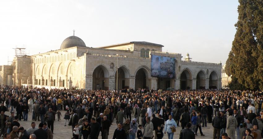 الاحتلال يبعد مسنا عن المسجد الأقصى لـ6 أشهر